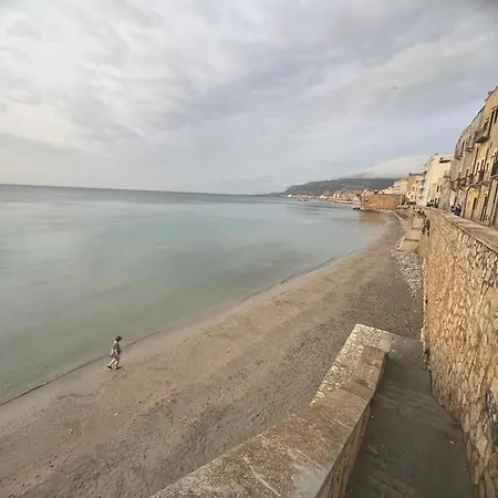 Lato Nord Il Giallo Vista E Accesso Mare Diretto