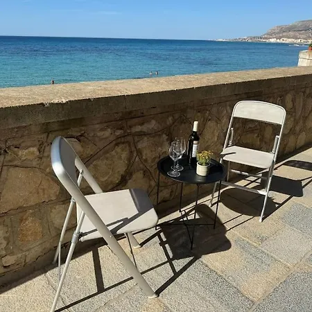 Lato Nord Il Giallo Vista E Accesso Mare Diretto *